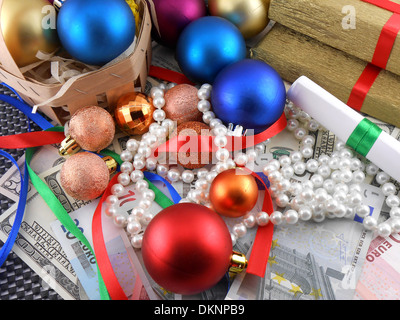 Boîte-cadeau de Noël, des boules de Noël, de l'argent et diamants Banque D'Images