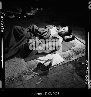 Cette photographie de la Marine capture les conséquences de l'explosion de la bombe atomique à Hiroshima, au Japon, montrant les ravages et les souffrances causés par l'explosion. Il reflète le coût humain et la destruction résultant des bombardements pendant la seconde Guerre mondiale Banque D'Images