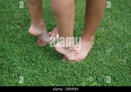 (fichier dpa) Illustration - une image d'archive, datée du 14 juin 2013, montre deux paires de pieds en rack debout l'une sur l'autre en Allemagne. Fotoarchiv für Zeitgeschichte - ATTENTION! PAS DE SERVICE FILAIRE - Banque D'Images