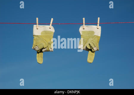 (fichier dpa) Illustration - une image d'archive, datée du 6 juin 2013, montre une paire de gants accrochés à une ligne de lavage en Allemagne. Fotoarchiv für Zeitgeschichte/Steinach - ATTENTION! PAS DE SERVICE FILAIRE - Banque D'Images