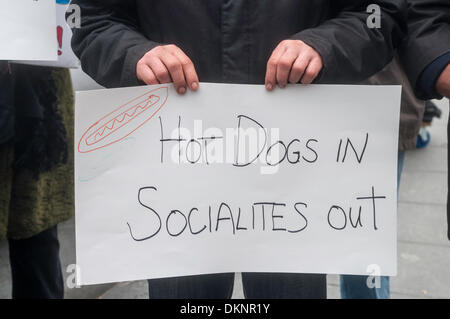 New York, NY, USA. Dec 8, 2013. Rassemblement à Washington Square Park pour garder les vendeurs de hot-dog, après Blogger Cathryn Swan, récemment appris la nouvelle du Washington Square Park Conservancy a demandé au Département des parcs de New York de ne pas renouveler le contrat du fournisseur, mais plutôt de les remplacer par de grands et coûteux à l'épargne. Credit : Stacy Walsh Rosenstock/Alamy Live News Banque D'Images