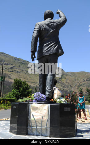 Paarl, Afrique du Sud. 8e août 2013. visiteurs place des fleurs à la statue de Nelson Mandela à l'entrée de la prison de Groot Drakenstein anciennement connu sous le nom de la prison Victor Verster de Paarl, juste à l'extérieur de Cape Town. La statue est sur la place Nelson Mandela est sorti de prison, un homme libre, le 11 février 1990. Photo par Roger Sedres/ImageSA Banque D'Images