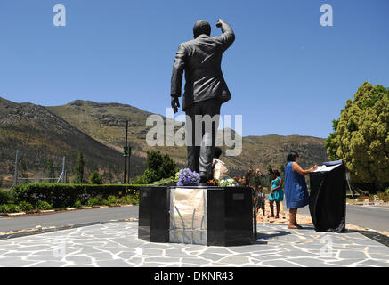 Paarl, Afrique du Sud. 8e août 2013. visiteurs place des fleurs à la statue de Nelson Mandela à l'entrée de la prison de Groot Drakenstein anciennement connu sous le nom de la prison Victor Verster de Paarl, juste à l'extérieur de Cape Town. La statue est sur la place Nelson Mandela est sorti de prison, un homme libre, le 11 février 1990. Photo par Roger Sedres/ImageSA Banque D'Images