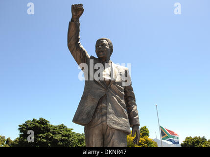 Paarl, Afrique du Sud. 8e août 2013. visiteurs place des fleurs à la statue de Nelson Mandela à l'entrée de la prison de Groot Drakenstein anciennement connu sous le nom de la prison Victor Verster de Paarl, juste à l'extérieur de Cape Town. La statue est sur la place Nelson Mandela est sorti de prison, un homme libre, le 11 février 1990. Photo par Roger Sedres/ImageSA Banque D'Images