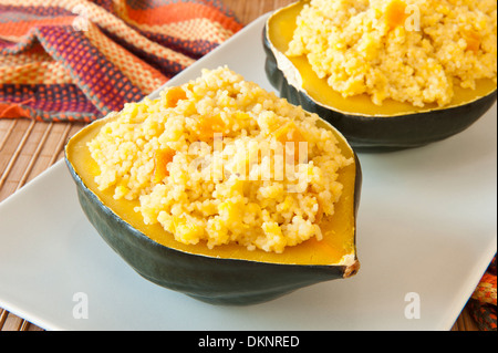 Courge poivrée farcie aux abricots et couscous Banque D'Images