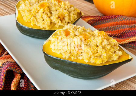 Courge poivrée farcie aux abricots et de couscous sur une plaque blanche Banque D'Images