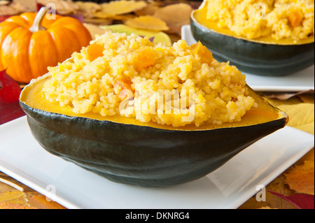 Courge poivrée farcie aux abricots et couscous Banque D'Images