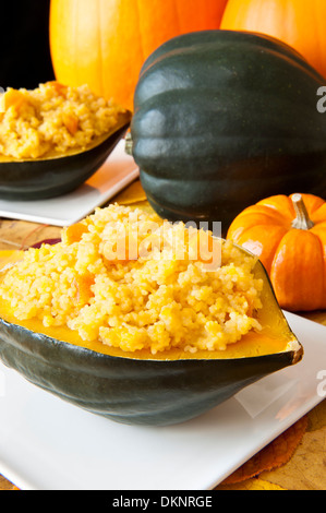 Courge poivrée farcie avec des citrouilles Banque D'Images