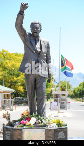 Paarl, Afrique du Sud. 8e août 2013. visiteurs place des fleurs à la statue de Nelson Mandela à l'entrée de la prison de Groot Drakenstein anciennement connu sous le nom de la prison Victor Verster de Paarl, juste à l'extérieur de Cape Town. La statue est sur la place Nelson Mandela est sorti de prison, un homme libre, le 11 février 1990. Photo par Roger Sedres/ImageSA Banque D'Images