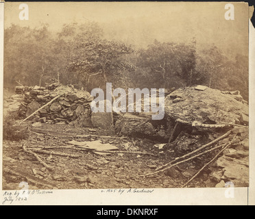Une vue intérieure des parapets de Gettysburg, situé sur Little Round Top. Ces travaux de terrassement font partie des positions défensives lors de la bataille de Gettysburg en 1863, où les forces de l'Union repoussent avec succès les attaques confédérées. Le site reste un point de repère historique clé dans l'histoire de la guerre de Sécession. Banque D'Images