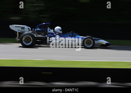 Judy Lyons au volant d'une Surtees TS9 Grand Prix de Formule 1 voiture durant la ronde de Brands Hatch 2013 le Master série historique. Banque D'Images