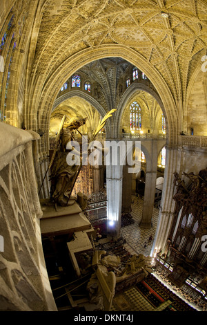 Vu de l'intérieur au-dessus du choeur de la Cathédrale de Séville. Séville, Andalousie, Espagne Banque D'Images