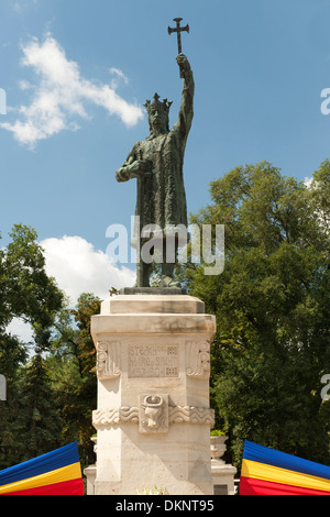 Statue de Saint Étienne III de Moldavie (alias Stefan le Grand ou Ștefan cel Mare en roumain) à Chisinau, capitale de la Moldavie. Banque D'Images
