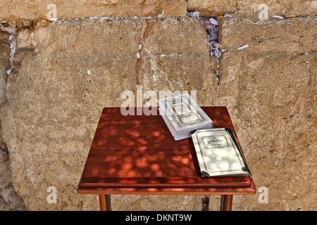 Siddour et livre des Psaumes sur les petites tables en bois au mur occidental (ou Mur des lamentations) à Jérusalem, Israël. Banque D'Images