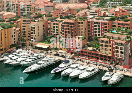 Marina avec des yachts et bateaux entre les bâtiments modernes à Monte Carlo, Monaco (vue de dessus). Banque D'Images