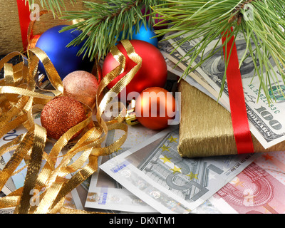 Arbre de Noël décoré avec de l'argent, carte de nouvel an traditionnel Banque D'Images