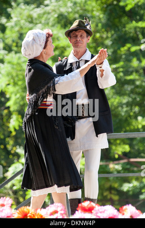 Couple moldave en costume traditionnel dansant dans Chisinau, capitale de la Moldavie. Banque D'Images