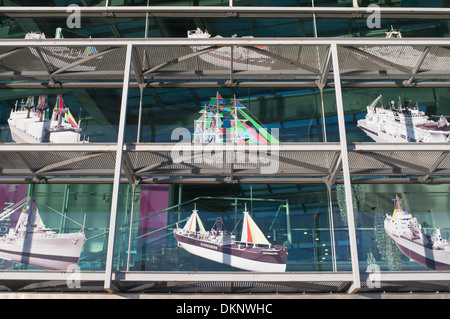 Affichage des photographies du navire National Glass Center Sunderland North East England UK Banque D'Images