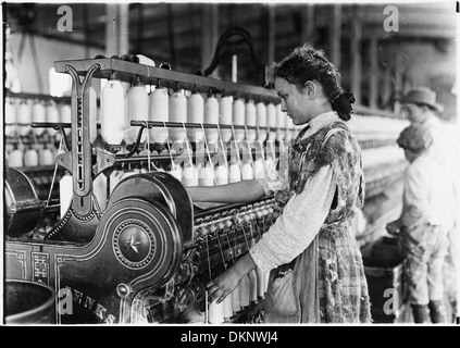 Une jeune fileuse à Vivian Cotton Mills à Cherryville, Caroline du Nord, reflète le travail intensif dans les usines textiles au début du XXe siècle. La photographie met en lumière les défis personnels et industriels auxquels sont confrontés les travailleurs dans ce domaine. Banque D'Images