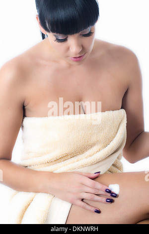 Confiant heureux jeune femme Positive, appliquant le maquillage après sa douche du matin, isolé sur fond blanc, chemin de détourage Banque D'Images