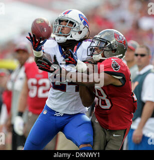 Tampa, Floride, USA. Dec 8, 2013. DANIEL WALLACE | fois.Buffalo Bills Stephon évoluait Gilmore (24) rompt une note destinée à Tampa Bay Buccaneers wide receiver Skye Dawson (18) au cours du deuxième trimestre chez Raymond James Stadium le Dimanche, Décembre 8, 2013. Crédit : Daniel Wallace/Tampa Bay Times/ZUMAPRESS.com/Alamy Live News Banque D'Images