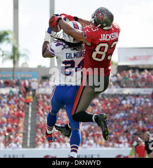 Tampa, Floride, USA. Dec 8, 2013. DANIEL WALLACE | fois.Buffalo Bills Stephon évoluait Gilmore (24) intercepte une passe destinée à Tampa Bay Buccaneers receveur Vincent Jackson (83) au cours du deuxième trimestre chez Raymond James Stadium le Dimanche, Décembre 8, 2013. Crédit : Daniel Wallace/Tampa Bay Times/ZUMAPRESS.com/Alamy Live News Banque D'Images