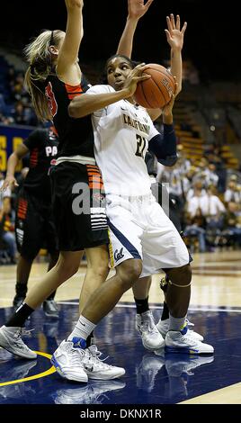 Berkeley, CA, USA. 7 Décembre, 2013. Dec 07 2013 - Berkeley CA USA California porte F N° 21 Reshanda dans la peinture gris entouré par les joueurs du Pacifique tourner un turnaround jumper lors de NCAA de basket-ball Womens match entre l'Université du Pacifique, des tigres et des ours d'or de la Californie 68-66 heures supplémentaires gagner au Pavillon Hass Berkeley Californie © csm/Alamy Live News Banque D'Images