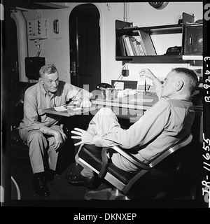 Le vam. John S. McCain (à gauche) et le SMA. William F. Halsey, Com. 3e Flt., tiendra une conférence sur la board USS New Jersey... 520890 Banque D'Images