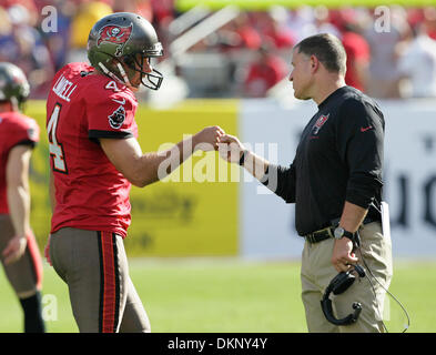 Tampa, Floride, USA. Dec 8, 2013. DANIEL WALLACE | fois.Tampa Bay Buccaneers kicker Rian Lindell (4) coups de poing l'entraîneur-chef Greg Schiano après une 53- Cour partie objectif au cours du deuxième trimestre contre les Bills de Buffalo chez Raymond James Stadium le Dimanche, Décembre 8, 2013. Crédit : Daniel Wallace/Tampa Bay Times/ZUMAPRESS.com/Alamy Live News Banque D'Images