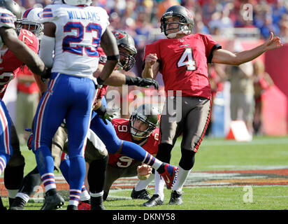 Tampa, Floride, USA. Dec 8, 2013. DANIEL WALLACE | fois.Tampa Bay Buccaneers kicker Rian Lindell (4) montres son 53- Cour partie objectif au cours du deuxième trimestre contre les Bills de Buffalo chez Raymond James Stadium le Dimanche, Décembre 8, 2013. Crédit : Daniel Wallace/Tampa Bay Times/ZUMAPRESS.com/Alamy Live News Banque D'Images