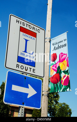 Bienvenue à Ashton signer et historique Lincoln Highway Route panneau dans la ville de Ashton, Illinois Banque D'Images