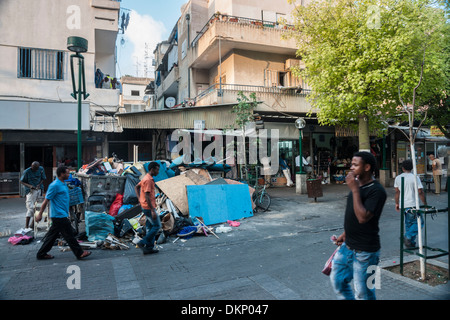 Israël. Le vieux Levinski street à Tel-Aviv, aujourd'hui un bidonville peuplé d'immigrants africains et les réfugiés. Banque D'Images