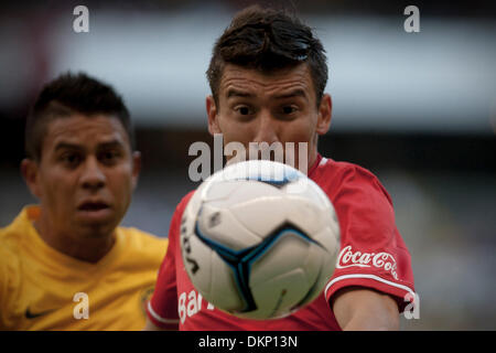 Mexique, Mexique. 9Th Mar, 2013. America's Juan Medina rivalise pour la balle avec Toluca's Edgar Benitez (avant) au cours de la deuxième étape de la demi-finale Liga MX, tenue à l'Azteca Stadium dans la ville de Mexico, capitale du Mexique, le 8 décembre 2013. (Xinhua/Alejadnro Ayala) (FNC) (ap) Banque D'Images