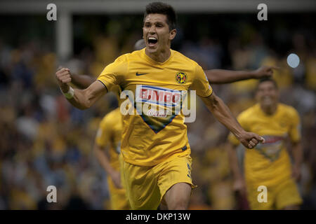 Mexique, Mexique. 9Th Mar, 2013. America's Jésus Molina (avant) célèbre marquant contre Toluca au cours de la deuxième étape de la demi-finale Liga MX, tenue dans le stade Azteca de Mexico, capitale du Mexique, le 8 décembre 2013. (Xinhua/Alejadnro Ayala) (FNC) (ap) Banque D'Images