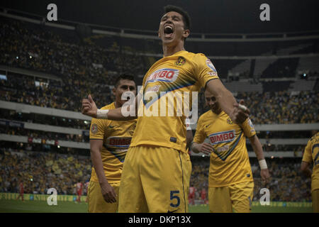 Mexique, Mexique. 9Th Mar, 2013. America's Jésus Molina (avant) célèbre marquant contre Toluca au cours de la deuxième étape de la demi-finale Liga MX, tenue dans le stade Azteca de Mexico, capitale du Mexique, le 8 décembre 2013. (Xinhua/Alejadnro Ayala) (FNC) (ap) Banque D'Images