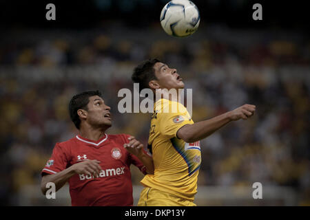 Mexique, Mexique. 9Th Mar, 2013. America's Raul Jimenez (R) convoite la la balle avec Toluca Francisco Gamboa pendant la seconde demi-finale de la jambe de la Liga MX, détenus dans le stade Azteca de Mexico, capitale du Mexique, le 8 décembre 2013. (Xinhua/Alejadnro Ayala) (FNC) (ap) Banque D'Images