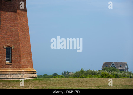 La lumière du sud-est, un phare sur l'île de bloc construit de brique donnant sur Mohegan bluffs de Rhode Island. Banque D'Images