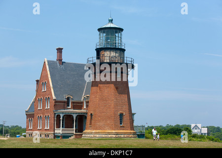 La lumière du sud-est, un phare sur l'île de bloc construit de brique donnant sur Mohegan bluffs de Rhode Island. Banque D'Images