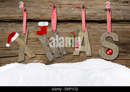 Lettres de Noël avec de la neige sur fond de bois Banque D'Images