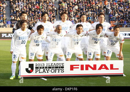 Stade National, Tokyo, Japon. Dec 8, 2013. Tokushima Vortis groupe l'équipe de line-up, 8 décembre 2013 - Football : 2013 J1 championnat Promotion match final entre Kyoto Sanga F.C. 0-2 Tokushima Vortis. au Stade National, Tokyo, Japon. Credit : AFLO SPORT/Alamy Live News Banque D'Images