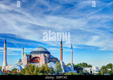 Sainte Sophie (Aya Sofia) photographié contre un ciel bleu et traitées pour une plage dynamique élevée. Banque D'Images