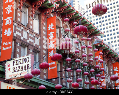 Une vue de lanternes chinoises et le bazar de Pékin sur l'avenue Grant dans le Chinatown de San Francisco. Banque D'Images