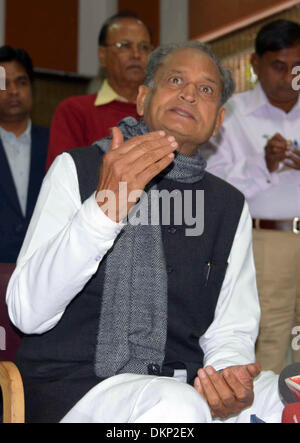 Jaipur, Inde. Dec 8, 2013. Rajasthan Ministre principal Ashok Gehlot et Ashok Gehlot chef du Parti du Congrès (avant) parle aux médias après le Bharatiya Janata Party (BJP) cognant gagner dans le Rajasthan sondages assemblée à Jaipur, Inde, le 8 décembre 2013. L'opposition principale de l'Inde Dimanche BJP a écrasé le parti du Congrès du pays dans l'assemblage des sondages dans quatre états cruciaux, considéré comme un baromètre de la façon dont les électeurs ont voté à l'élection générale prévue pour mai 2014. Credit : Stringer/Xinhua/Alamy Live News Banque D'Images