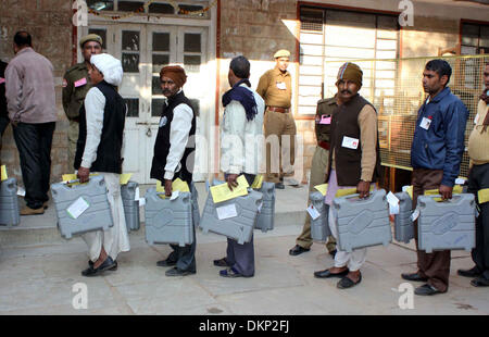 Jaipur, Inde. Dec 8, 2013. Employés du gouvernement transportant les machines de vote électronique (EVM) d'attendre à l'extérieur de la salle de décompte à Jaipur, Inde, le 8 décembre 2013. L'Inde principale opposition Bharatiya Janata (BJP) Dimanche a écrasé le parti du Congrès du pays dans l'assemblage des sondages dans quatre états cruciaux, considéré comme un baromètre de la façon dont les électeurs ont voté à l'élection générale prévue pour mai 2014. Credit : Stringer/Xinhua/Alamy Live News Banque D'Images