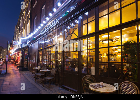 Le restaurant Bella Italia à Covent Garden at night, London, UK Banque D'Images