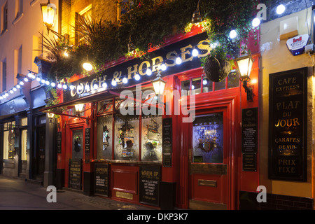 Coach and Horses pub dans la rue Wellington la nuit, Covent Garden, Londres, Royaume-Uni Banque D'Images