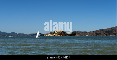 L'île d'Alcatraz est une petite île située au milieu de la baie de San Francisco en Californie Banque D'Images