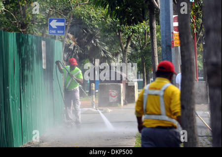 Singapour, Singapour. 9Th Mar, 2013. Les membres du personnel de nettoyage ne travaillent à Race Course Road dans Little India, Singapour, le 9 décembre 2013. Little India, un quartier ethnique dans le sud de Singapour connue pour ses culture indienne, a été de nouveau à la normale le lundi après une émeute impliquant des centaines de travailleurs étrangers a éclaté dimanche soir. Credit : Puis Chih Wey/Xinhua/Alamy Live News Banque D'Images