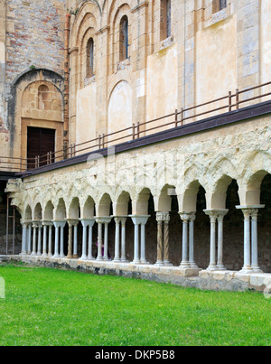 Cloître de la cathédrale de Cefalù, Cefalù, Sicile, Italie Banque D'Images