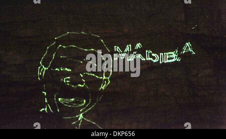 Cape Town, Afrique du Sud. Dec 8, 2013. Nelson Mandela's face contre la Montagne de la table le 8 décembre 2013 à Cape Town, Afrique du Sud. L'icône mondiale, Nelson Mandela est décédé paisiblement le soir du 5 décembre 2013 à son domicile à Houghton en famille. Dans le monde entier, les gens se sont réunis, le deuil de Tata Madiba. Credit : Leanne Stander/Foto24 /Gallo Images/Alamy Live News Banque D'Images